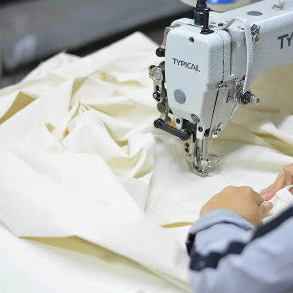 Costura de fundas en la fábrica