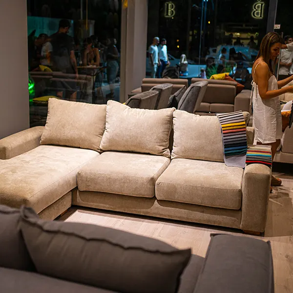 Esquinero a medida en el showroom de Brera